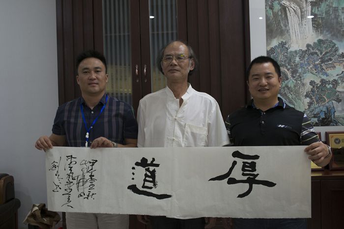 张剑岑先生（中）与网信快3瓷砖品牌营销总经理罗胜（左）、网信快3瓷砖品牌营销总监刘鸿瑞（右）合影留想