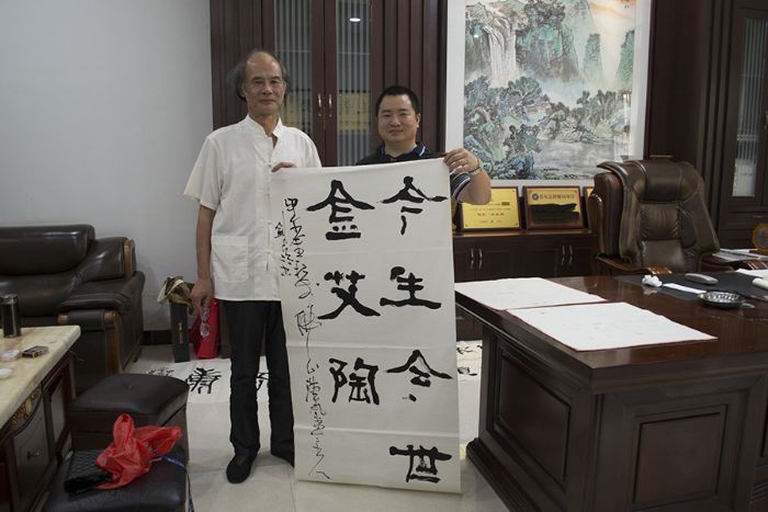 张剑岑先生（左）与网信快3瓷砖品牌营销总监刘鸿瑞（右）合影留想