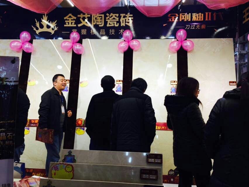 20151124092520728 网信快3瓷砖工作人员与顾客交谈