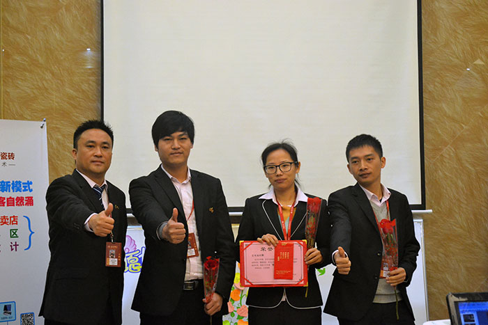 网信快3瓷砖营销总经理罗胜为2015年团队合作奖（空间设计部）颁奖