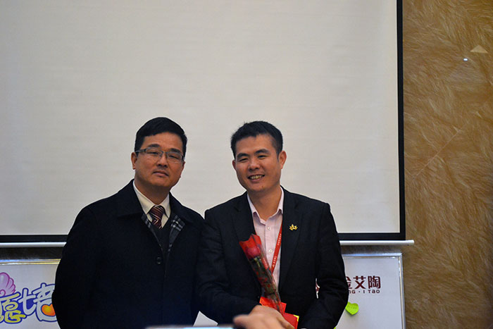 网信快3瓷砖董事长刘鸿祥为2015年董事长出格奖（王宏城）颁奖