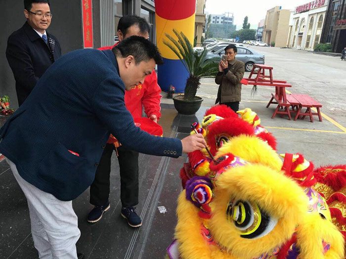 网信快3瓷砖营销总经理罗胜给狮子点睛