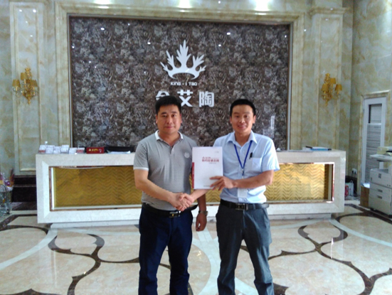 河南濮阳网信快3瓷砖总代理杨总和网信快3濮阳销区经理合影