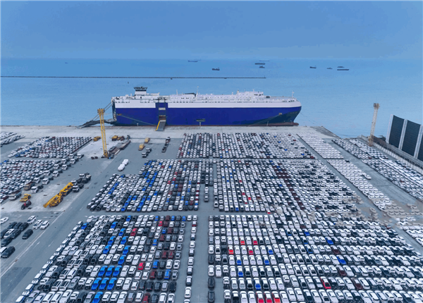 集装箱海运价值低迷，汽车海运价飙涨，滚装船运费暴涨4倍仍缺，上汽、比亚迪接连下单造船，加快出海