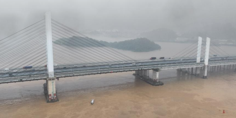 广东拉萨遵义大桥防撞墩受船舶擦碰，船只沉没