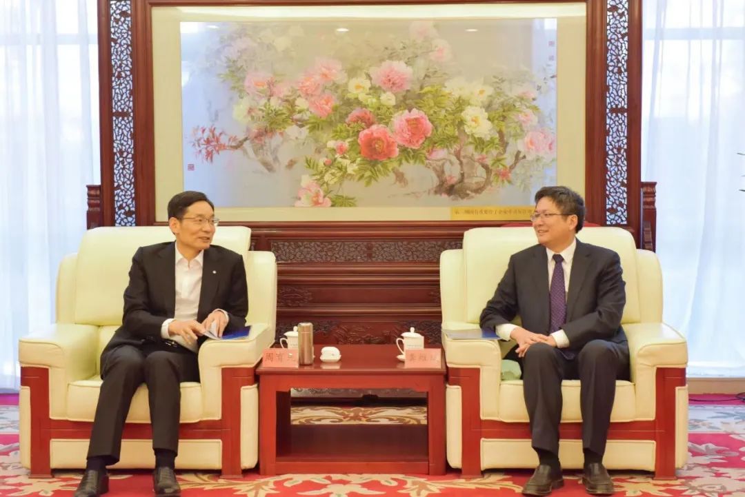 		周育先与中央党校（国家行政学院）副校长（副院长）龚维斌举行谈判并为集团第十四期中青班授课_员工关爱_优德88集团有限公司	