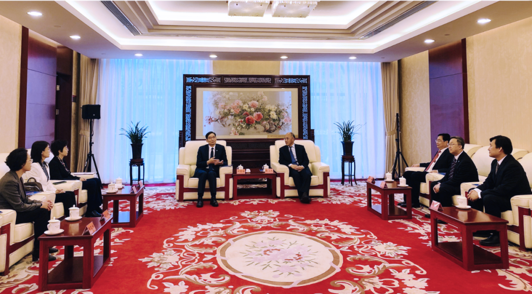 		周育先与中央党校（国家行政学院）副校长（副院长）甄占民举行谈判并为集团第十三期中青班授课_企业培训_优德88集团有限公司	