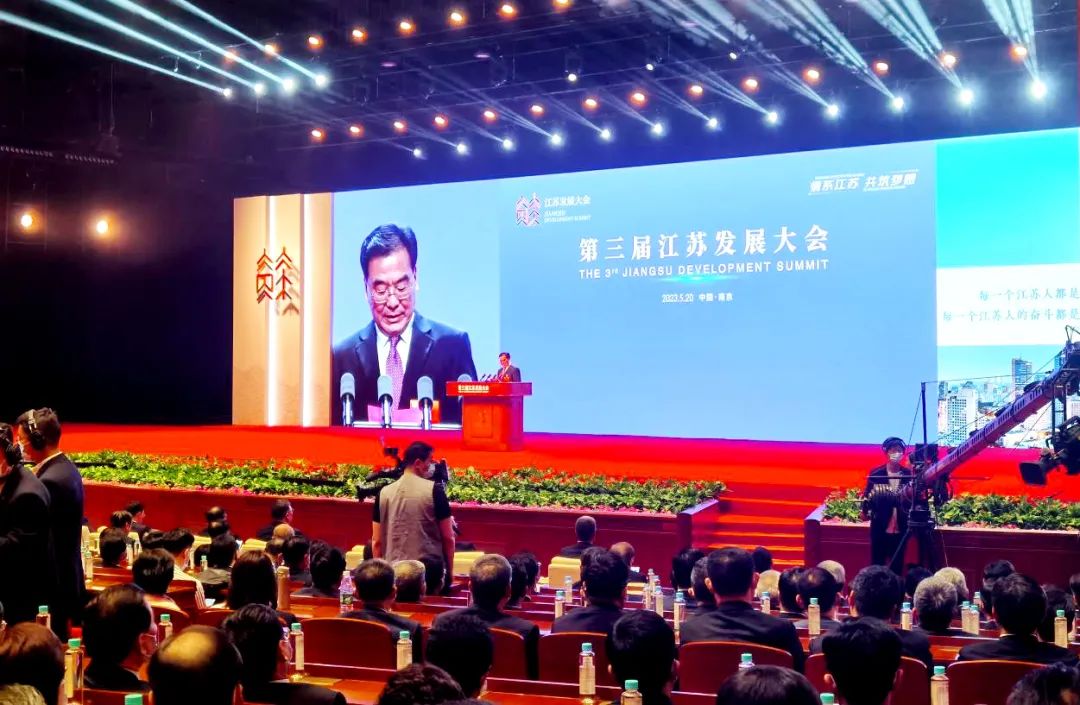 		周育先受邀加入第三届江苏生长大会，，，，，，专题调研南京企业数字化转型事情_责任撒播_优德88集团有限公司	