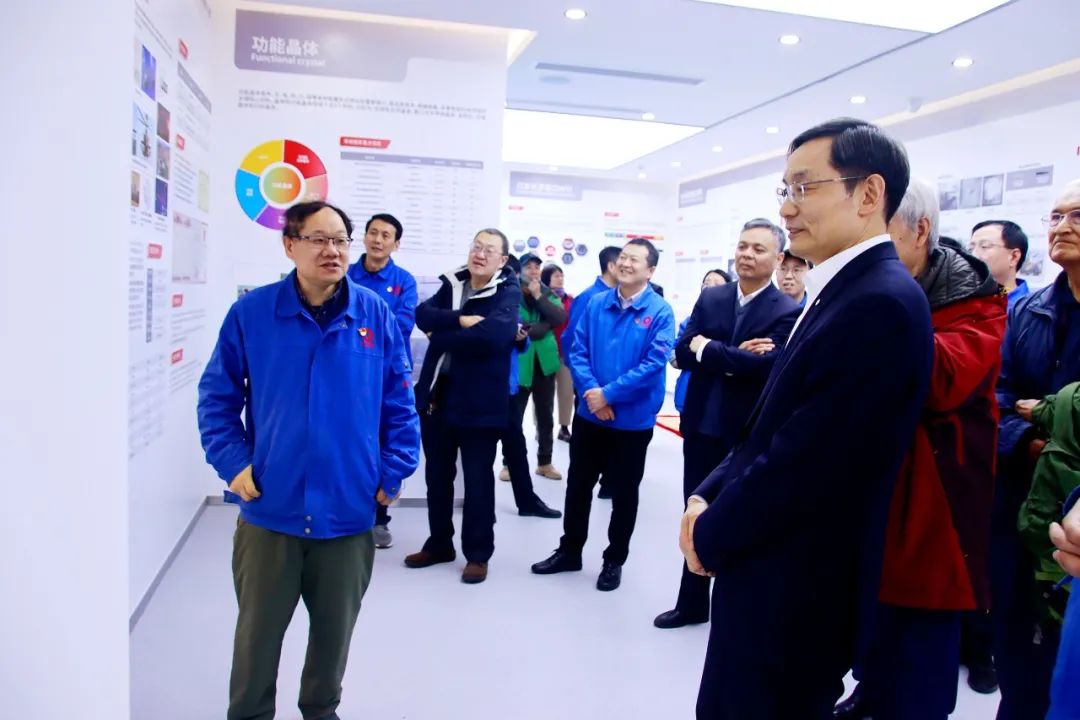 		周育先赴晶体院开展调研慰问_员工关爱_优德88集团有限公司	