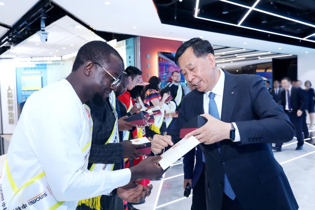 		李新华出席中材建设区域中心汇报会并会见2023年度优异外籍员工_国际交流_优德88集团有限公司	