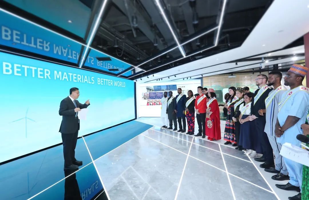 		李新华出席中材建设区域中心汇报会并会见2023年度优异外籍员工_国际交流_优德88集团有限公司	
