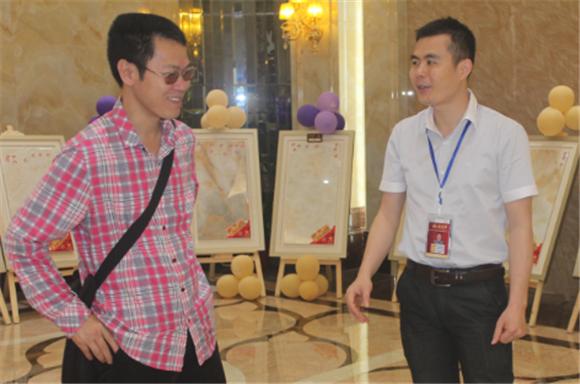 20140530204316948 网信快3网络营销主管王宏城(右一)向记者介绍微晶瓷片