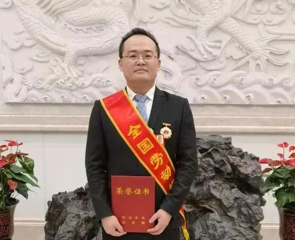 		喜讯！优德88集团胡亚东、刘锦帆获“天下劳动模范”声誉称呼_员工关爱_优德88集团有限公司	