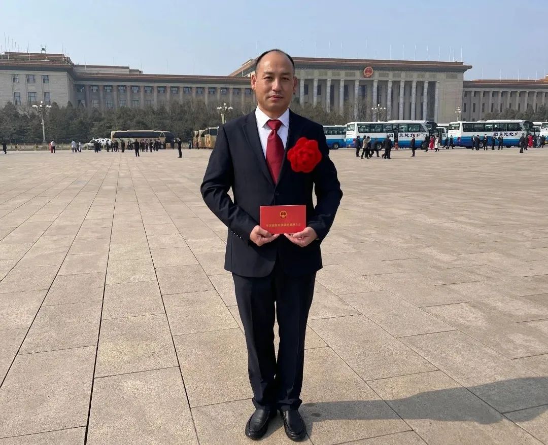 		天下脱贫攻坚总结表扬大会在京召开 | 优德88集团扶贫干部获得先进小我私家声誉称呼_企业公民_优德88集团有限公司	
