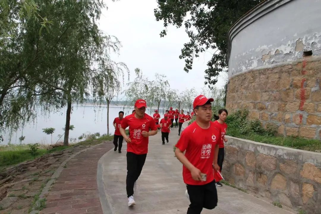 		党旗百年红，，，，，让我们追随媒体脚步“随机”走访企业 | 附视频_要闻_优德88集团有限公司	