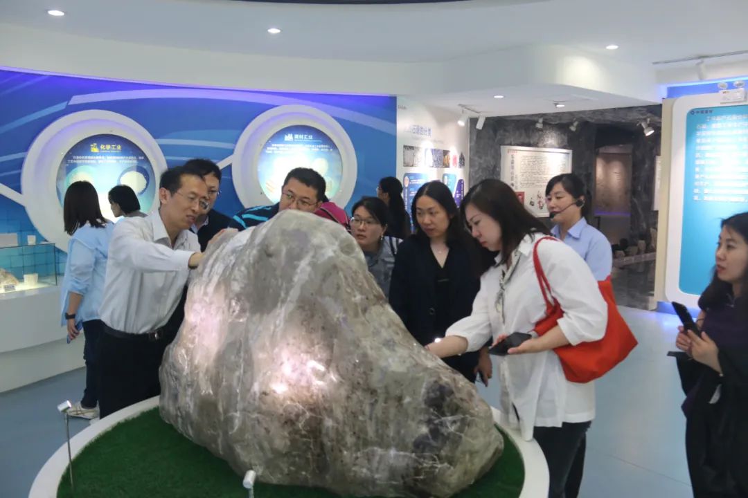 		党旗百年红，，，，，让我们追随媒体脚步“随机”走访企业 | 附视频_要闻_优德88集团有限公司	
