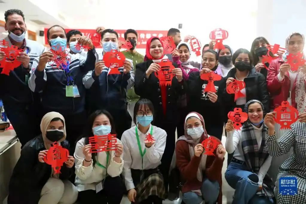 		《新华网》刊发 | “中国制造很有魅力”——埃及学生探访中企在埃大型玻璃纤维生产基地_媒体报道_优德88集团有限公司	