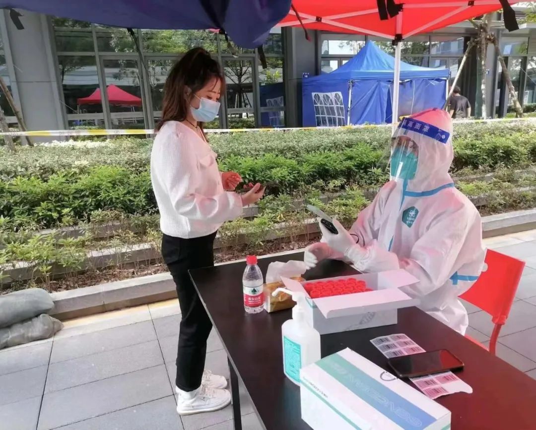 		最美抗疫自愿者 | 北新建材高华军：“五一”劳动节做防疫自愿者_人物_优德88集团有限公司	