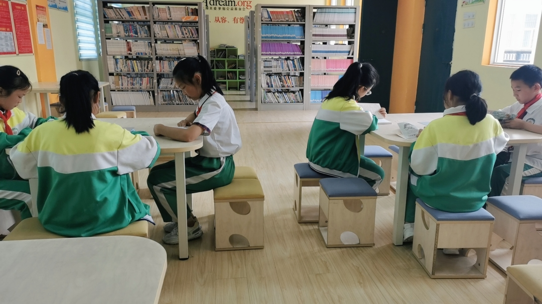 		爱在六一，，，禾苞蛋阅览室升级为“善学书屋”，，，关爱山区儿童康健生长_责任与文化_优德88集团有限公司	