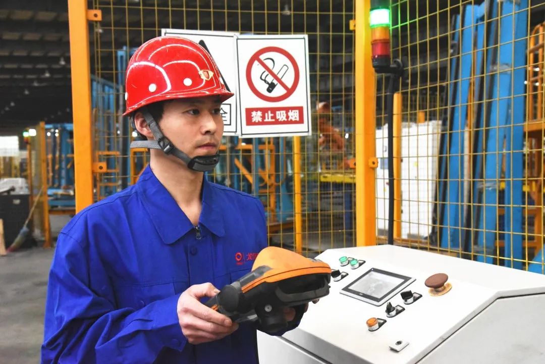 		最美一线劳模 | 洛阳龙昊玻璃余学同：用斗争谱写青春的乐章_人物_优德88集团有限公司	