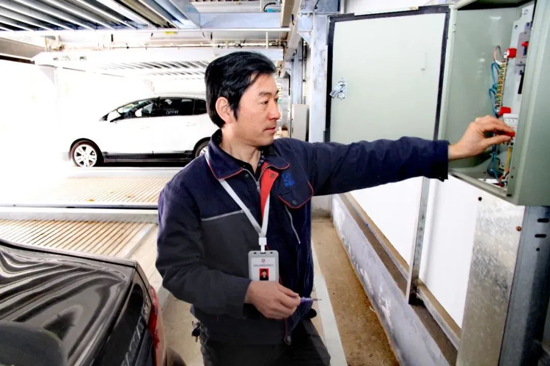 		最美一线劳模 |钟表所唐海峰：通俗岗位“多面手” 爱岗敬业“螺丝钉”_人物_优德88集团有限公司	