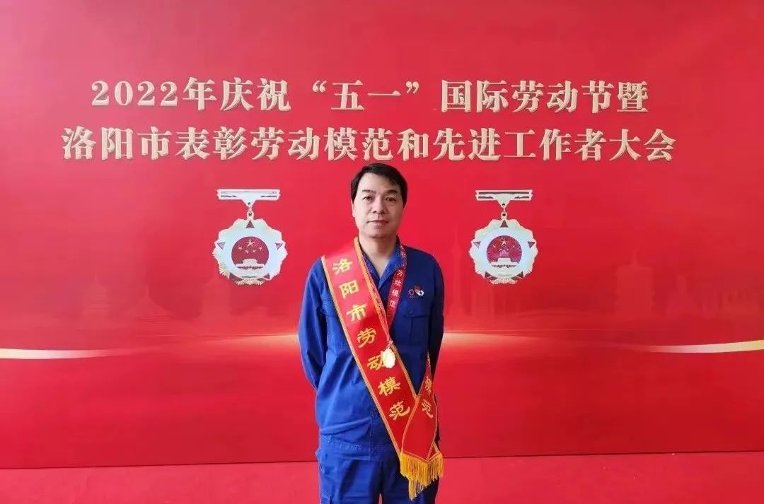 		最美一线劳模丨龙海玻璃张同海：铁肩挑重担 奋进新时代_人物_优德88集团有限公司	