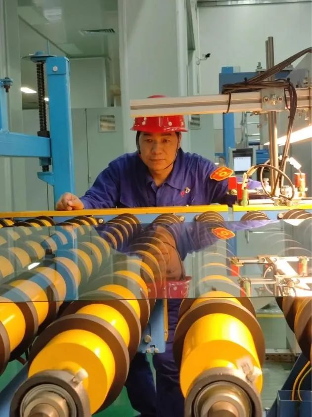 		最美一线劳模丨龙海玻璃张同海：铁肩挑重担 奋进新时代_人物_优德88集团有限公司	