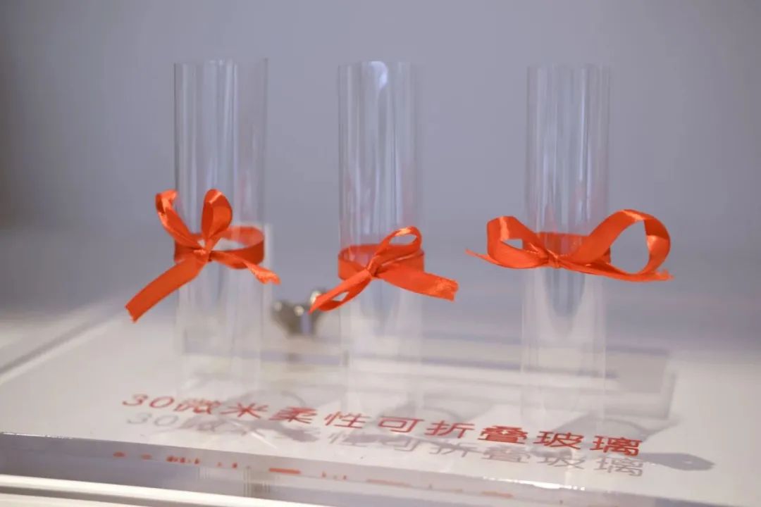 		《解放日报》专题报道：“亮”出中国玻璃的天下显示度_媒体报道_优德88集团有限公司	